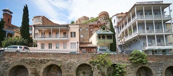 Вид на старый Тбилиси - район Абанотубани и Калаубани. Городская архитектура - дома в старинном стиле Вид на старый Тбилиси - район Абанотубани и Калаубани. Городская архитектура - дома в старинном стиле - Sputnik Грузия