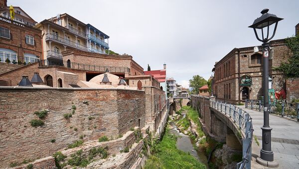 Вид на старый Тбилиси - район Абанотубани и Калаубани. Городская архитектура - дома в старинном стиле и серные бани - Sputnik Грузия