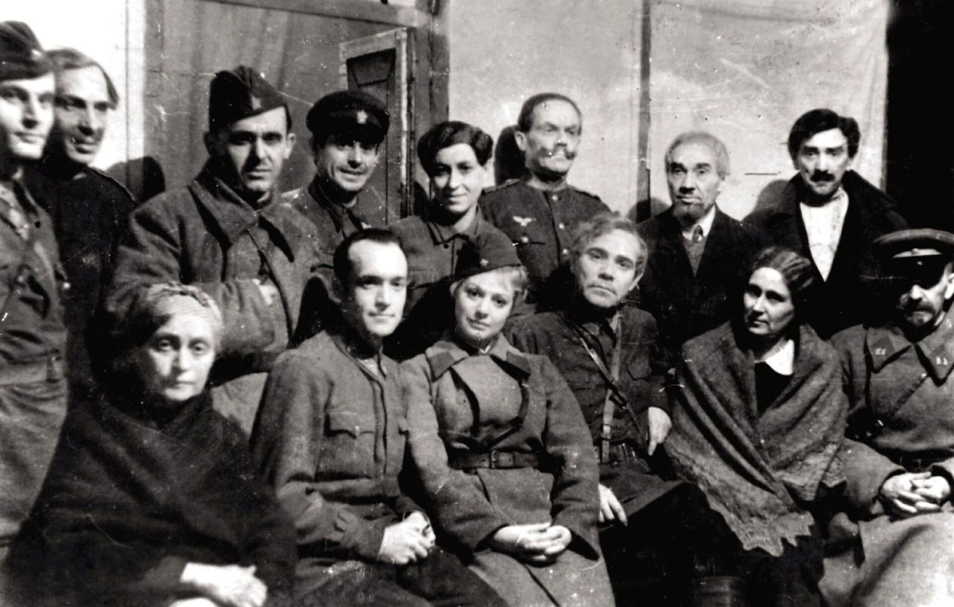 С однополчанами. 1940-е годы С однополчанами. 1940-е годы - Sputnik Грузия, 1920, 07.05.2025