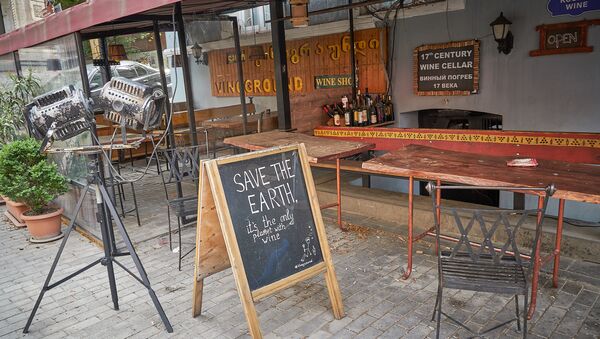 Закрытое кафе в центре Тбилиси из-за ограничительных мер из-за коронавируса - Sputnik Грузия