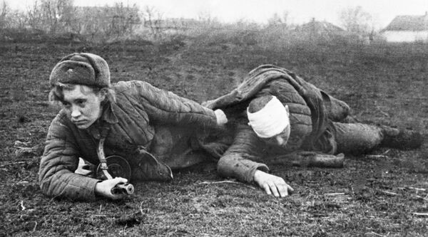Санинструктор Валя Грибкова эвакуирует раненого солдата с поля боя - Sputnik Грузия