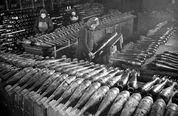 Женщины делают мины на московском заводе - Sputnik Грузия