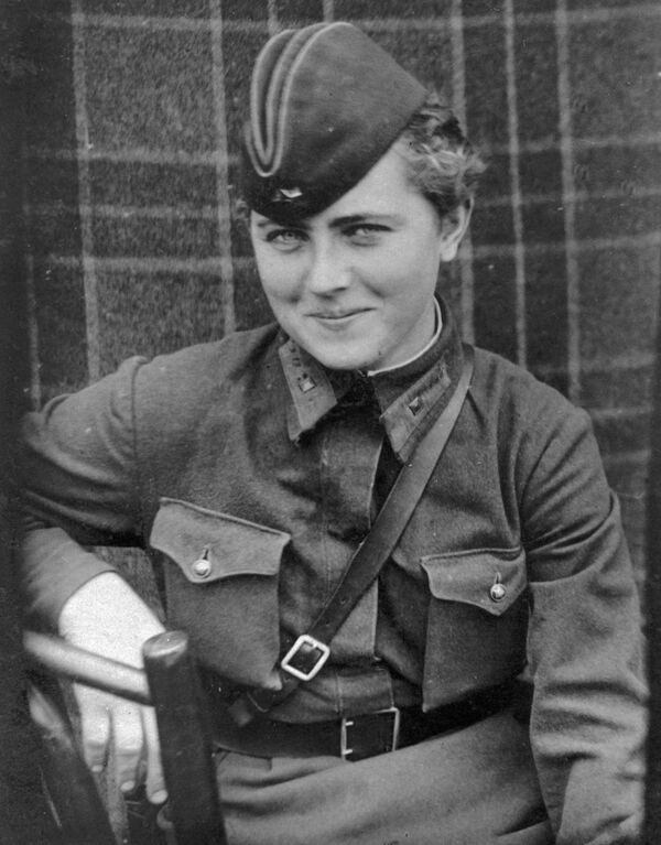 На фото изображена Евгения Жигуленко, летчица 46 гвардейского Таманского авиационного женского полка ночных бомбардировщиков. В феврале 1945 года ей было присвоено звание Героя Советского Союза - Sputnik Грузия