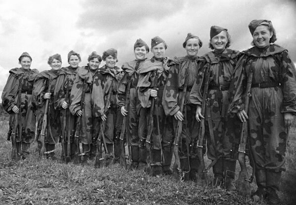 Группа девушек-снайперов, добровольцев Красной Армии - Sputnik Грузия