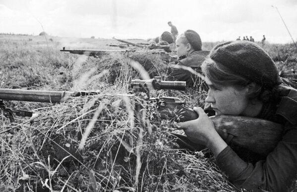 Девушка-снайпер Люба Макарова на слете снайперов 3-й ударной армии Калининского фронта в годы Великой Отечественной войны - Sputnik Грузия