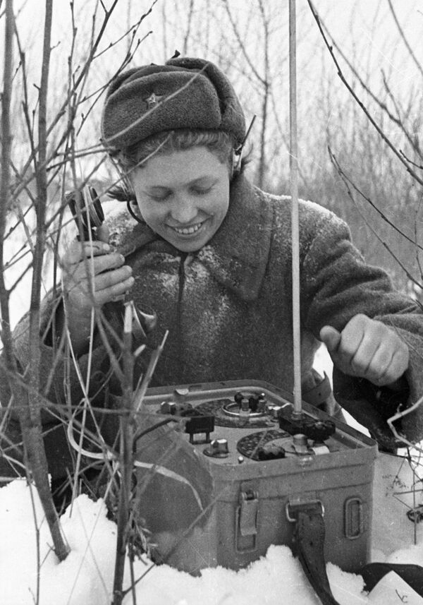 Девушка-связистка у полевого телефона в годы ВОВ - Sputnik Грузия