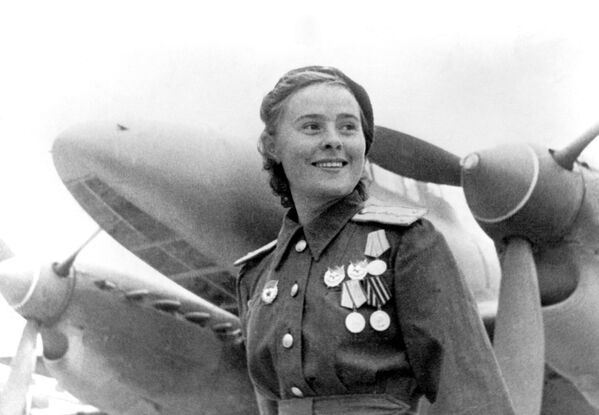 Герой Советского Союза заместитель командира эскадрильи 125-го гвардейского авиационного женского полка Мария Долина - Sputnik Грузия