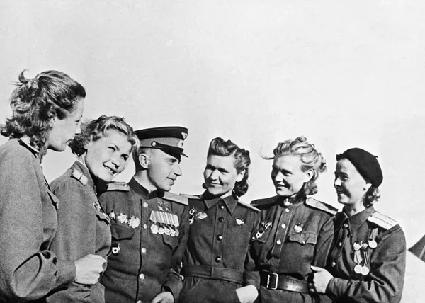 Дважды Герой Советского Союза, командир эскадрильи штурмового полка Леонид Беда среди летчиц бомбардировочной авиации Дважды Герой Советского Союза, командир эскадрильи штурмового полка Леонид Беда среди летчиц бомбардировочной авиации - Sputnik Грузия