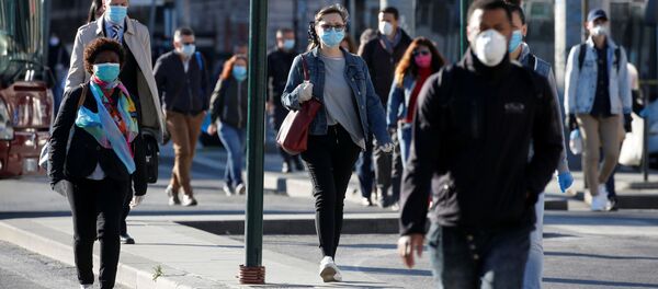 Люди в масках в Риме после этапного завершения карантина в Италии  - Sputnik Грузия