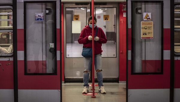 Девушка в поезде в Милане после этапного завершения карантина в Италии  - Sputnik Грузия