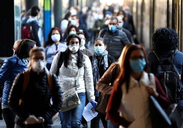 Люди в маске на вокзале в Милане после этапного завершения карантина в Италии - Sputnik Грузия