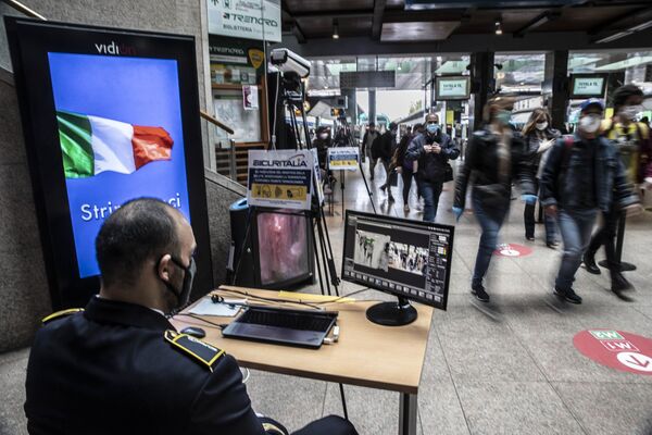 На вокзале в Милане охранники, все также, тщательно проверяют пассажиров - Sputnik Грузия