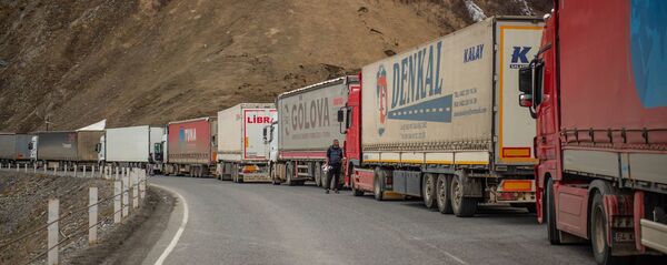 სატვირთო ავტომობილების რიგი ზემო ლარსზე სატვირთო ავტომობილების რიგი ზემო ლარსზე - Sputnik საქართველო