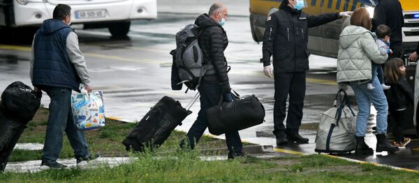 Самолет Грузинских авиалиний доставил в Грузию 61 гражданина страны из Иордании и Саудовской Аравии. Затем их отправили на 14 дневный карантин - Sputnik Грузия