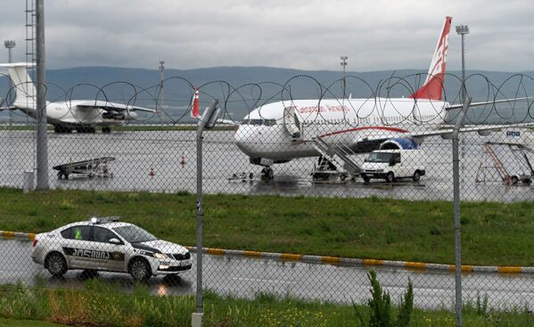 Самолет Georgian Airways доставил в Тбилиси 61 гражданина страны из Иордании и Саудовской  Аравии. Сегодня без помощи государства решить эту проблему невозможно, ведь границы во всем мире закрыты из-за пандемии нового коронавируса COVID-19 - Sputnik Грузия
