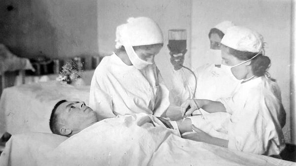 В госпитале: врачи Софья Буачидзе, Екатерина Амирбегова, Нелли Дадиани, 1943 год - из архива Екатерины Амирбеговой - Sputnik Грузия