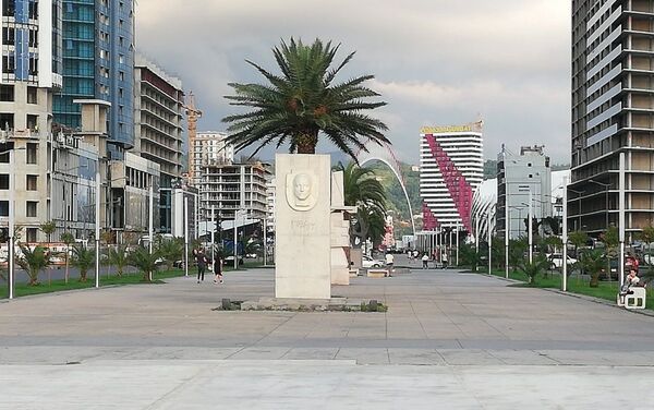 Это тоже Аллея Героев в Батуми, где расположен памятник грузинскому государственному деятелю Жиули Шартава, куда также возлагают венки в День Победы 9 мая - Sputnik Грузия