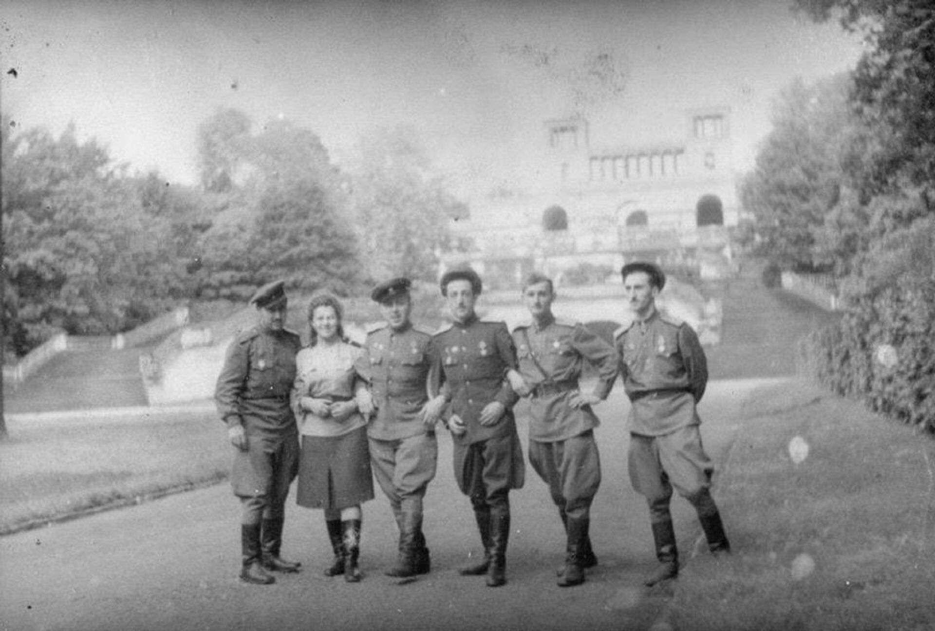 Фотографии из семейного архива Сандро Мгеладзе. Дед на Великой Отечественной войне Фотографии из семейного архива Сандро Мгеладзе. Дед на Великой Отечественной войне - Sputnik საქართველო, 1920, 07.05.2025