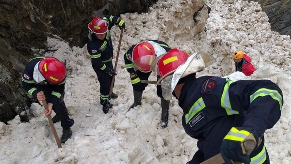 Спасатели ищут пропавшего во время схода лавины - Sputnik Грузия