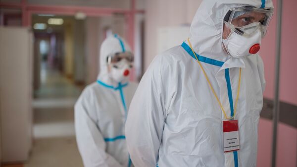 Медицинские работники в стационаре для больных с коронавирусной инфекцией. Ситуация в России в связи с коронавирусом - Sputnik Грузия