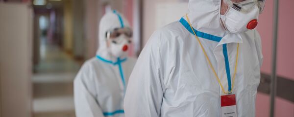 Медицинские работники в стационаре для больных с коронавирусной инфекцией. Ситуация в России в связи с коронавирусом - Sputnik Грузия