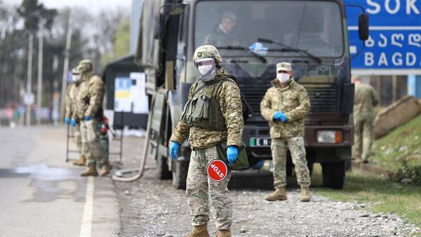 Военные на блокпосту во время эпидемии коронавируса проверяют автомашины  - Sputnik Грузия