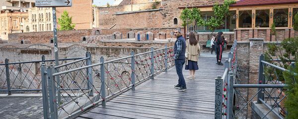 Люди гуляют по району Абанотубани и в ущелье Легвтахеви. Старый Тбилиси Люди гуляют по району Абанотубани и в ущелье Легвтахеви. Старый Тбилиси - Sputnik Грузия