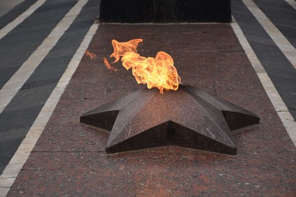 Кстати, Вечный огонь у Могилы Неизвестного Солдата не горит постоянно. Но в День Победы 9 мая его включают - Sputnik Грузия