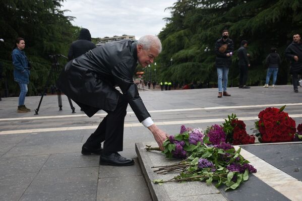 Среди тех, кто пришел в парк почтить память павших, было много и обычных жителей Тбилиси - Sputnik Грузия