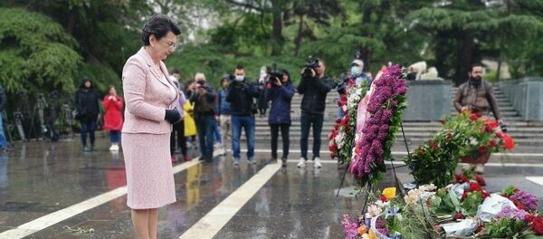 ნინო ბურჯანაძე უცნობი ჯარისკაცის საფლავზე ნინო ბურჯანაძე უცნობი ჯარისკაცის საფლავზე - Sputnik საქართველო