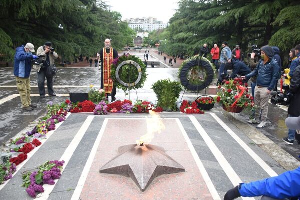 Представители духовенства также отслужили у мемориала панихиду в память о героях, погибших на фронтах Великой Отечественной войны - Sputnik Грузия