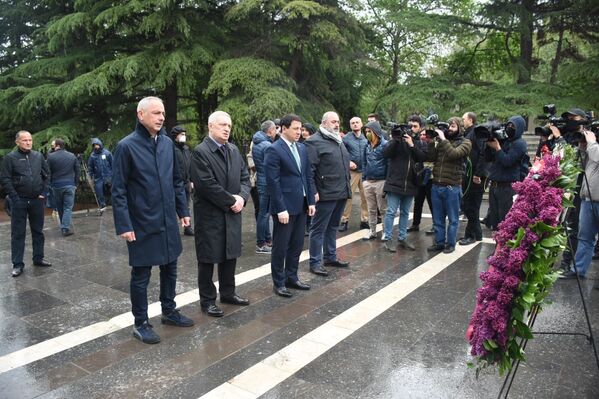 Венки к мемориалу также возложили глава парламента Грузии Арчил Толоквадзе и руководители парламентских фракций - Sputnik Грузия