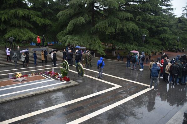 С раннего утра к Могиле Неизвестного Солдата и Вечному огню в парке Ваке в центре Тбилиси несут цветы - Sputnik Грузия