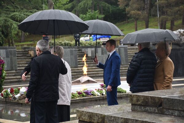 Погода была дождливой, поэтому дипломаты у мемориала стояли под зонтами  - Sputnik Грузия