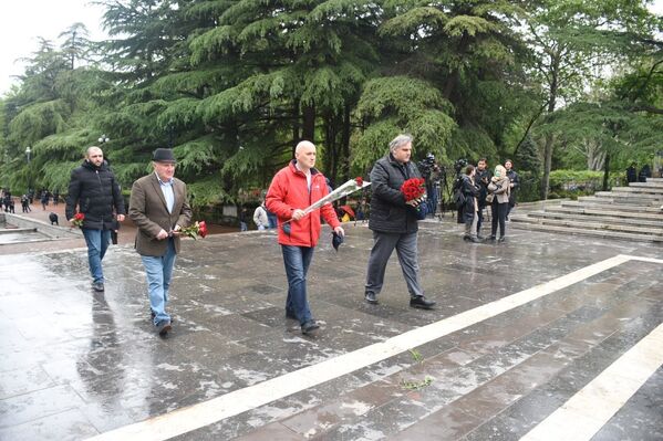 Представители общественности и неправительственных организаций тоже побывали с утра в парке Ваке, чтобы возложить цветы к мемориалу - Sputnik Грузия