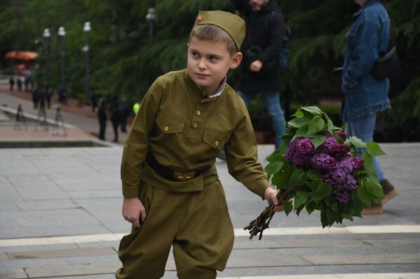 Кто-то приходил в парк с детьми и даже наряжал их в форму времен Великой Отечественной войны - Sputnik Грузия