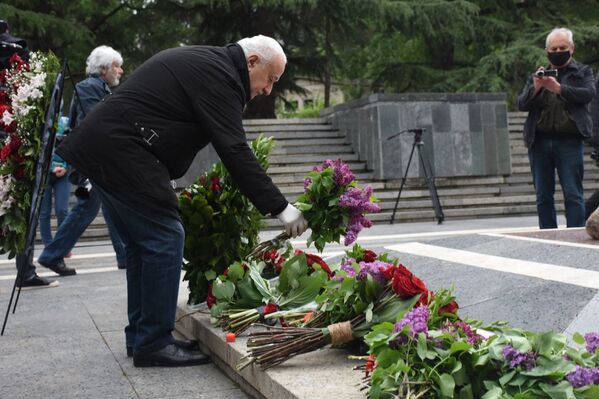 Может, людей одновременно в парке было немного, но количество цветов у мемориала все росло и росло - Sputnik Грузия