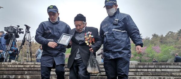 День Победы 9 мая 2020 года в парке Ваке. Люди возлагают цветы у Вечного огня и у Могилы Неизвестного Солдата - Sputnik Грузия