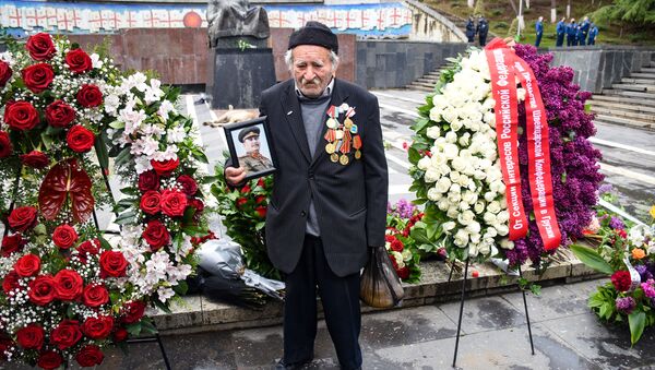 День Победы 9 мая 2020 года в парке Ваке. Люди возлагают цветы у Вечного огня и у Могилы Неизвестного Солдата - Sputnik Грузия