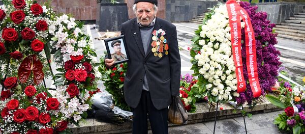 День Победы 9 мая 2020 года в парке Ваке. Люди возлагают цветы у Вечного огня и у Могилы Неизвестного Солдата День Победы 9 мая 2020 года в парке Ваке. Люди возлагают цветы у Вечного огня и у Могилы Неизвестного Солдата - Sputnik Грузия