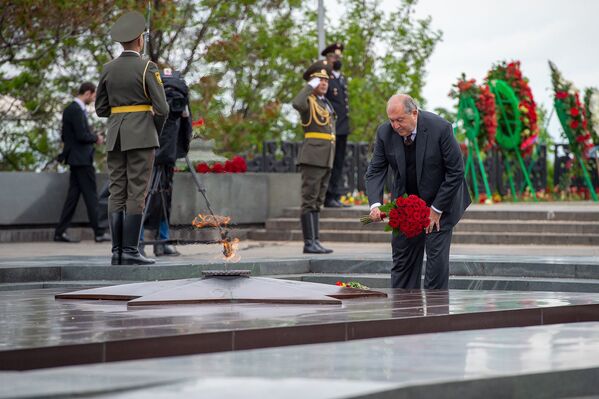 სომხეთის პრეზიდენტმა არმენ სარქსიანმა ყვავილები მიიტანა გამარჯვების პარკში მარადიულ ცეცხლთან, ერევანი - Sputnik საქართველო