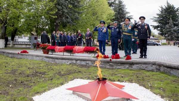 В день празднования 75-й годовщины Победы в Великой Отечественной войне в югоосетинской столице возложили гирлянду Славы у Вечного огня - Sputnik Грузия