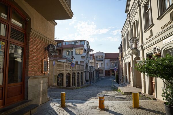 Эта улица в старом городе, откуда можно пешком подняться с Мейдана до крепости Нарикала, обычно она всегда была заполнена туристами. Теперь тут пока пусто - Sputnik Грузия