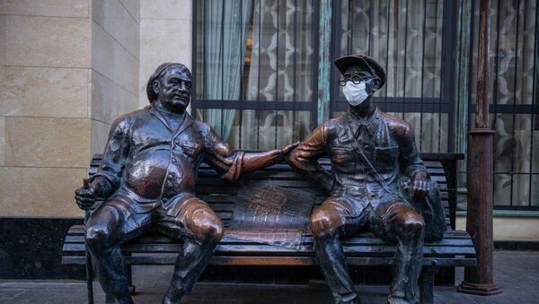 Туризм и коронавирус. Памятники на тбилисских улицах в масках - Sputnik Грузия