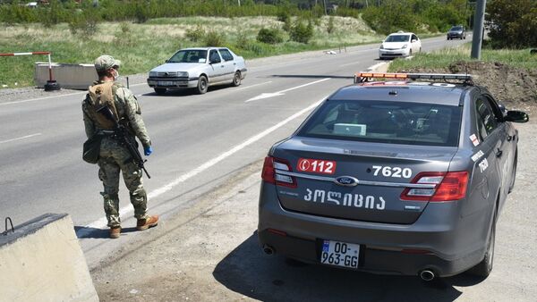 Патрульная полиция и военные на блокпосту на трассе в сторону Мцхета. Коронавирус и режим ЧП - Sputnik Грузия