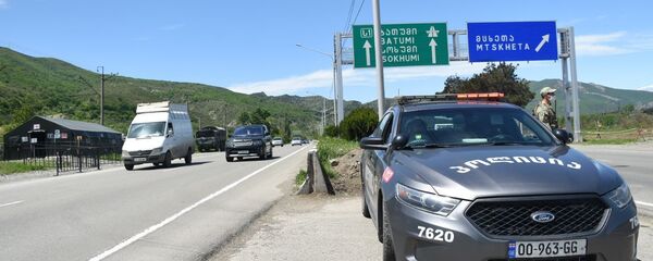 Патрульная полиция и военные на блокпосту на трассе в сторону Мцхета. Коронавирус и режим ЧП - Sputnik Грузия