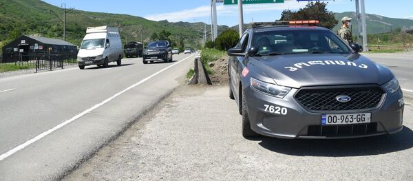 Патрульная полиция и военные на блокпосту на трассе в сторону Мцхета. Коронавирус и режим ЧП - Sputnik Грузия