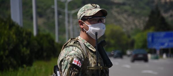 Патрульная полиция и военные на блокпосту на трассе в сторону Мцхета. Коронавирус и режим ЧП - Sputnik Грузия