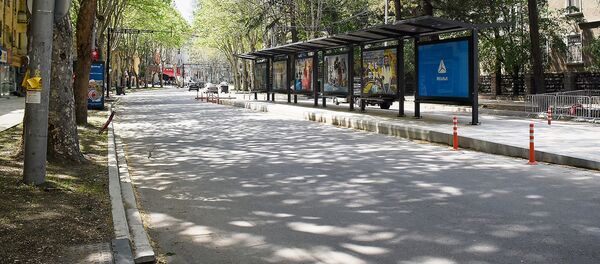 Проспект Чавчавадзе. Новая схема движения автобусов и общественного транспорта. Остановки посередине проезжей части дороги - Sputnik Грузия