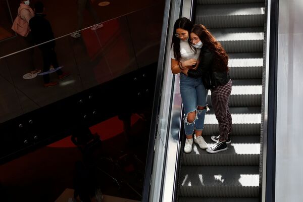 Девушки в торговом центре после облегчения карантинных мер в Бельгии  - Sputnik Грузия
